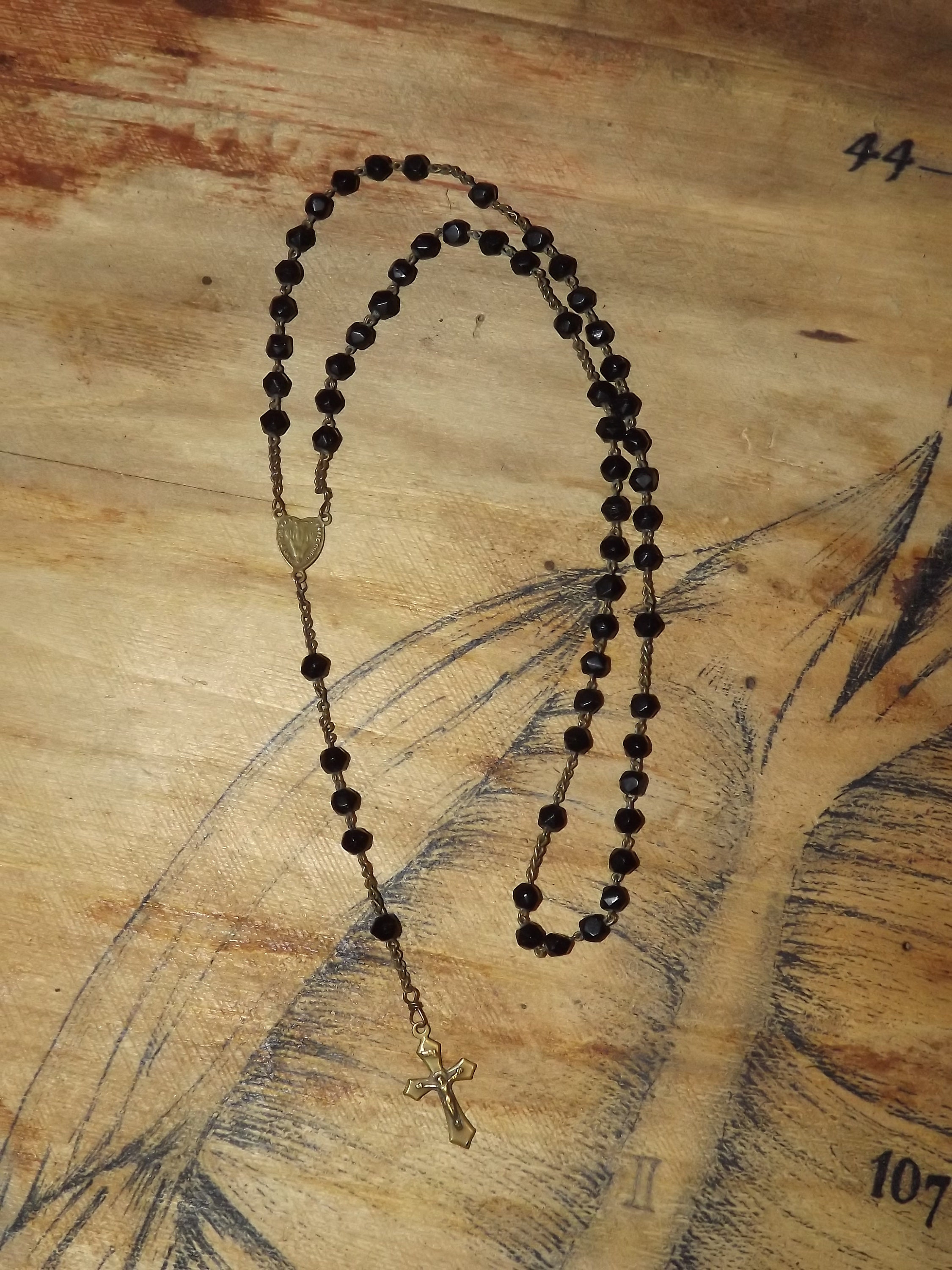 Rosaire Français Vintage - Croix de Laiton Jésus et Perles Verre Noir Rosaire La Vierge Marie O Conc