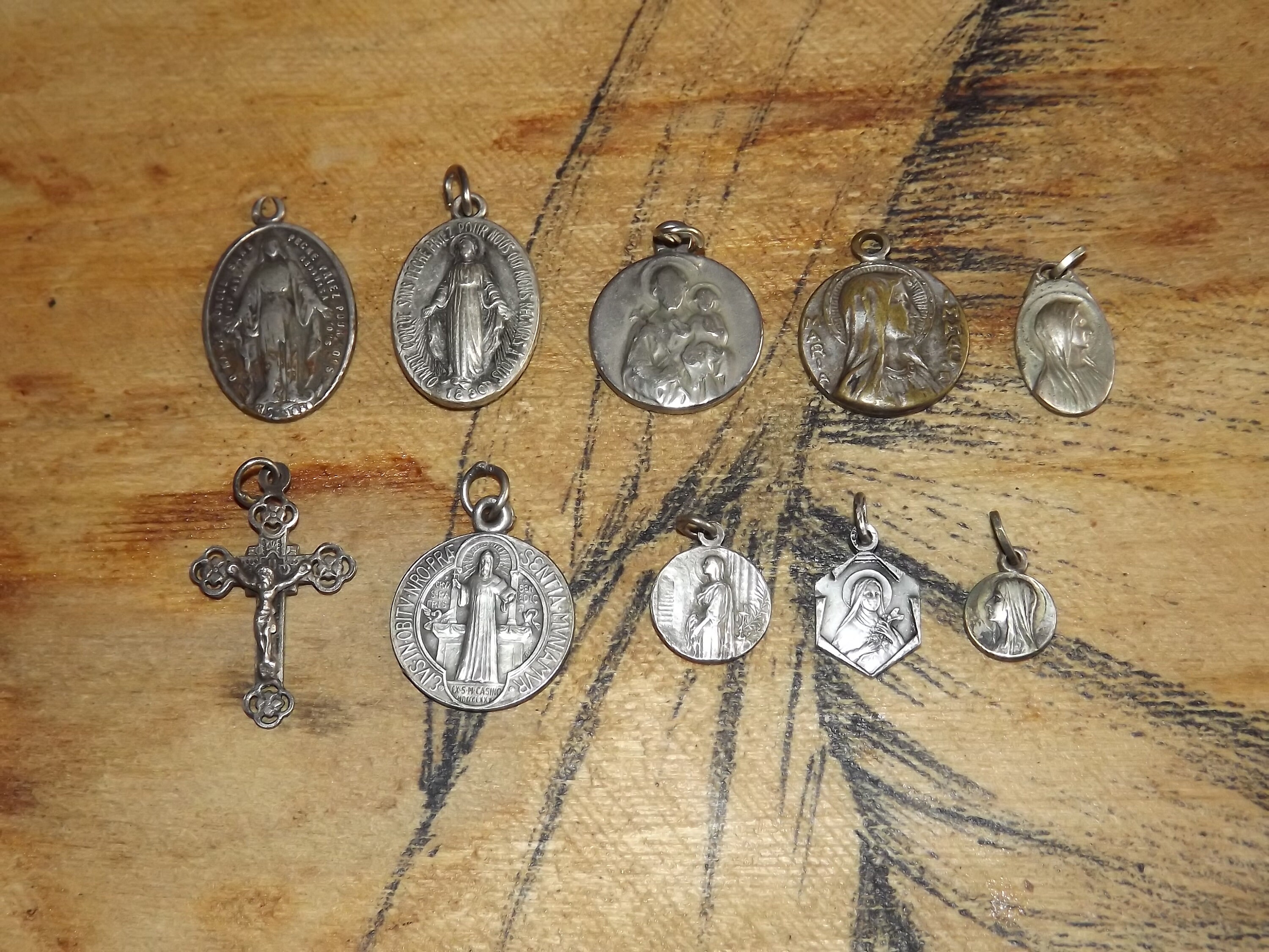 Ensemble de 10 Médailles et Croix Saintes - Français Chrétiennes Italienne Lourdes Sainte Thérèse Cu