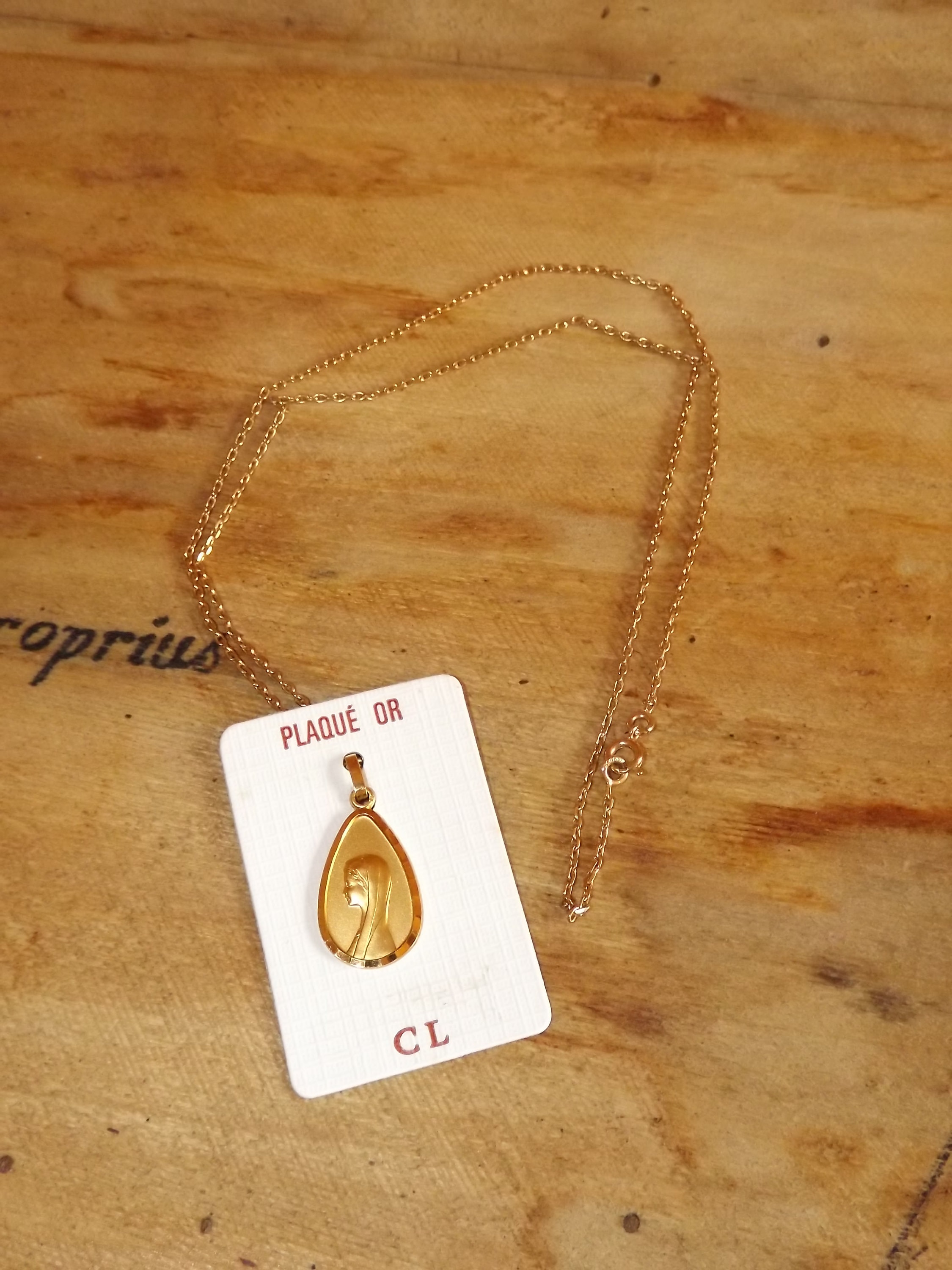 Vintage Français Médaille Du Collier Virgin Mary Plaqué Or avec Chaîne - Larme en Forme Lourdes Plaq