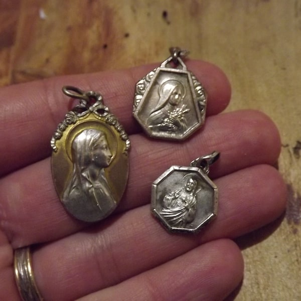 Set von 3 antiken französischen christlichen Medaillen - Unsere Dame von Lourdes Ruban Rosen Dekor - Ste Therese St Christopher - Jesus Jungfrau Maria Medaille