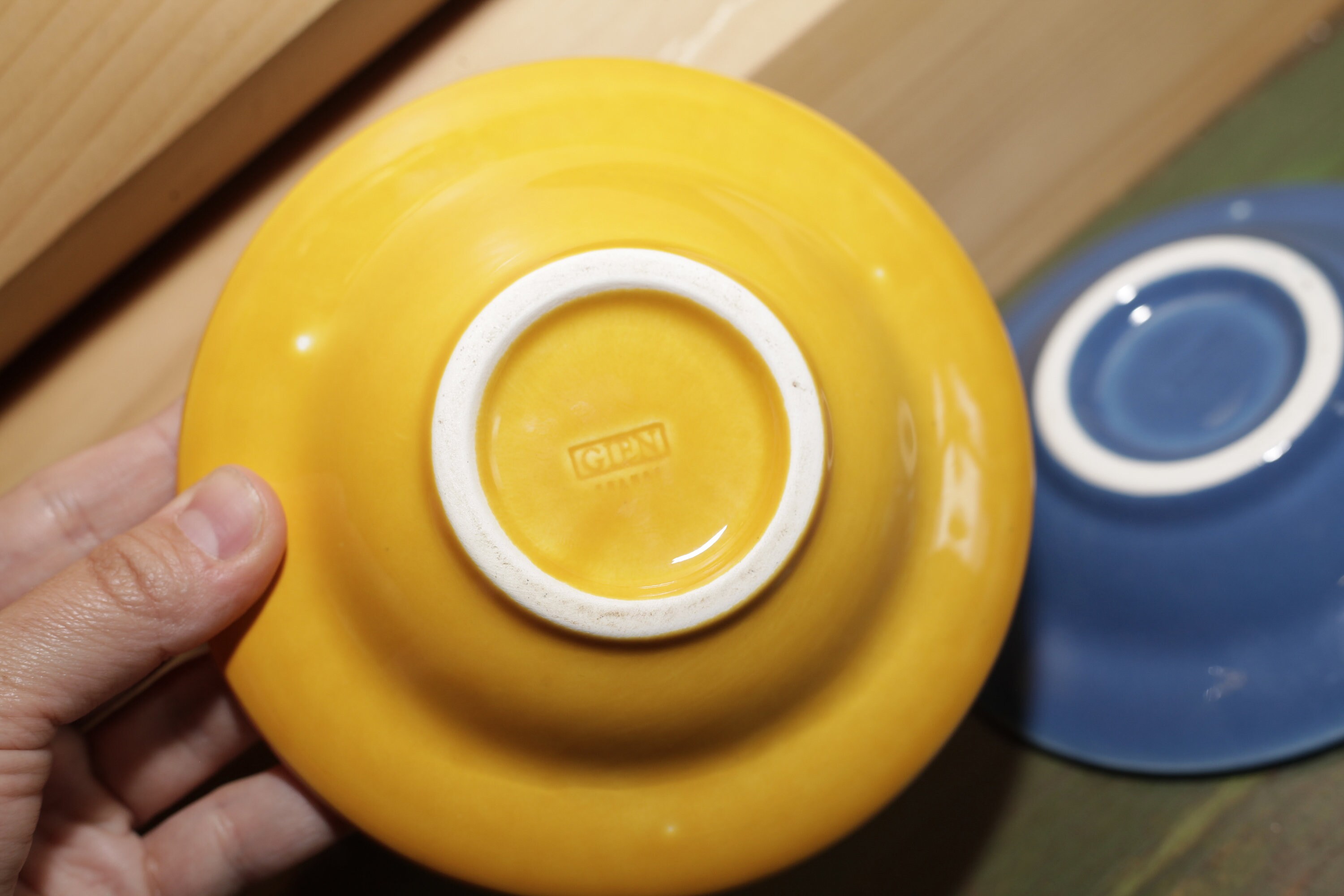 陶器製イエロー灰皿 INS DU POSTILLON 陶器製イエロー灰皿 INS DU POSTILLON