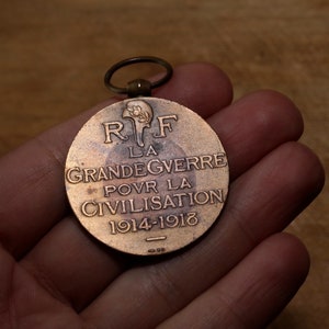May include: A bronze medal with the inscription "R.F. LA GRANDE GUERRE POUR LA CIVILISATION 1914-1918".