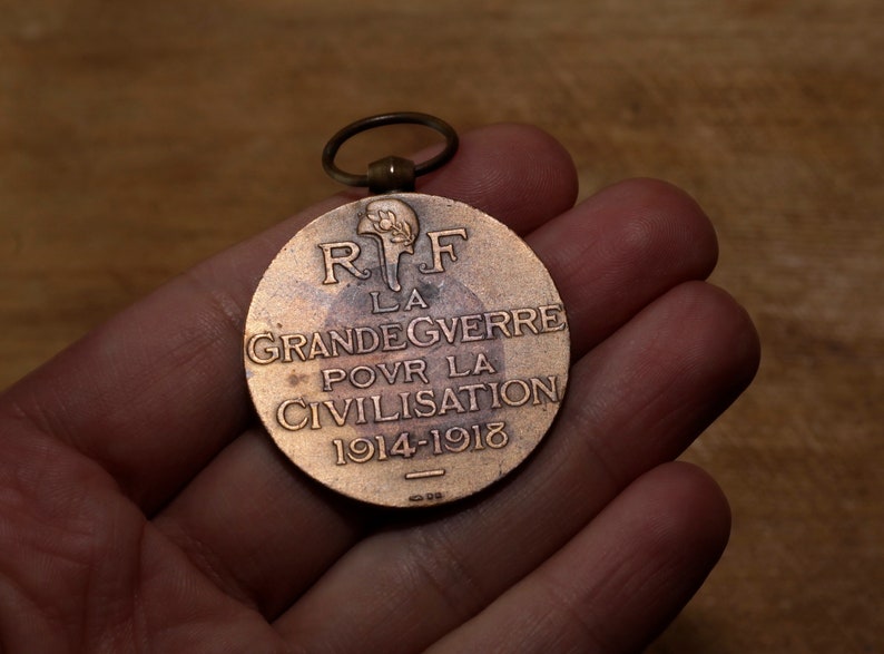 May include: A bronze medal with the inscription "R.F. LA GRANDE GUERRE POUR LA CIVILISATION 1914-1918".