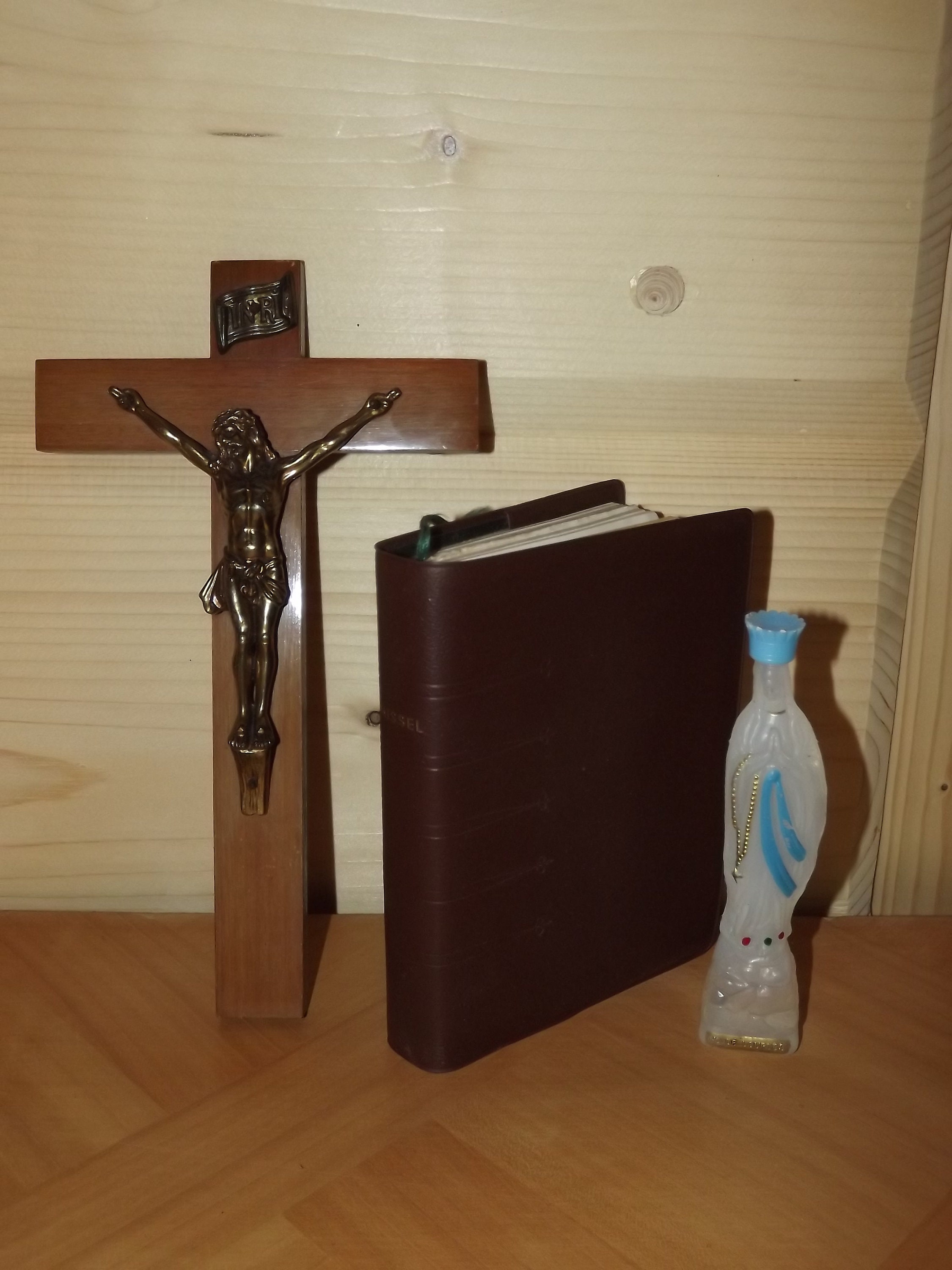 Ensemble Chrétien de Français et Missel Latin 1961 - Crucifix en Bois Bouteille Notre-Dame Lourdes a
