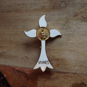 vintage Français Broche émaillée Vannes Sainte Anne d&#39;Auray avec l&#39;Enfant Jésus - Broche en forme d&#39;hermine de Bretagne AB Paris