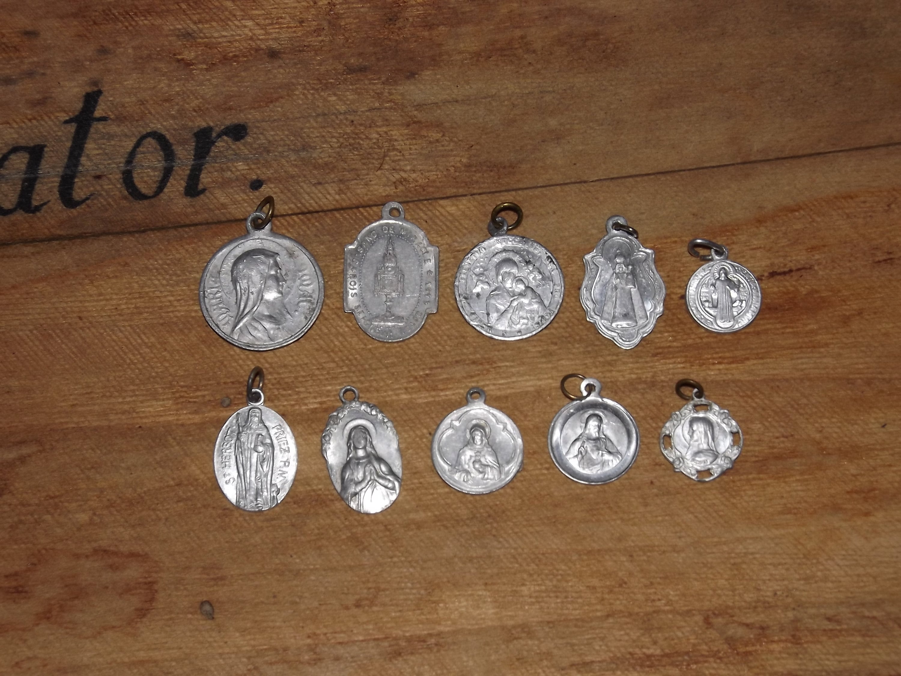 Ensemble de 10 Médailles Chrétiennes en Aluminium Français - Lourdes Jésus-Christ St Herbot Rita Ben