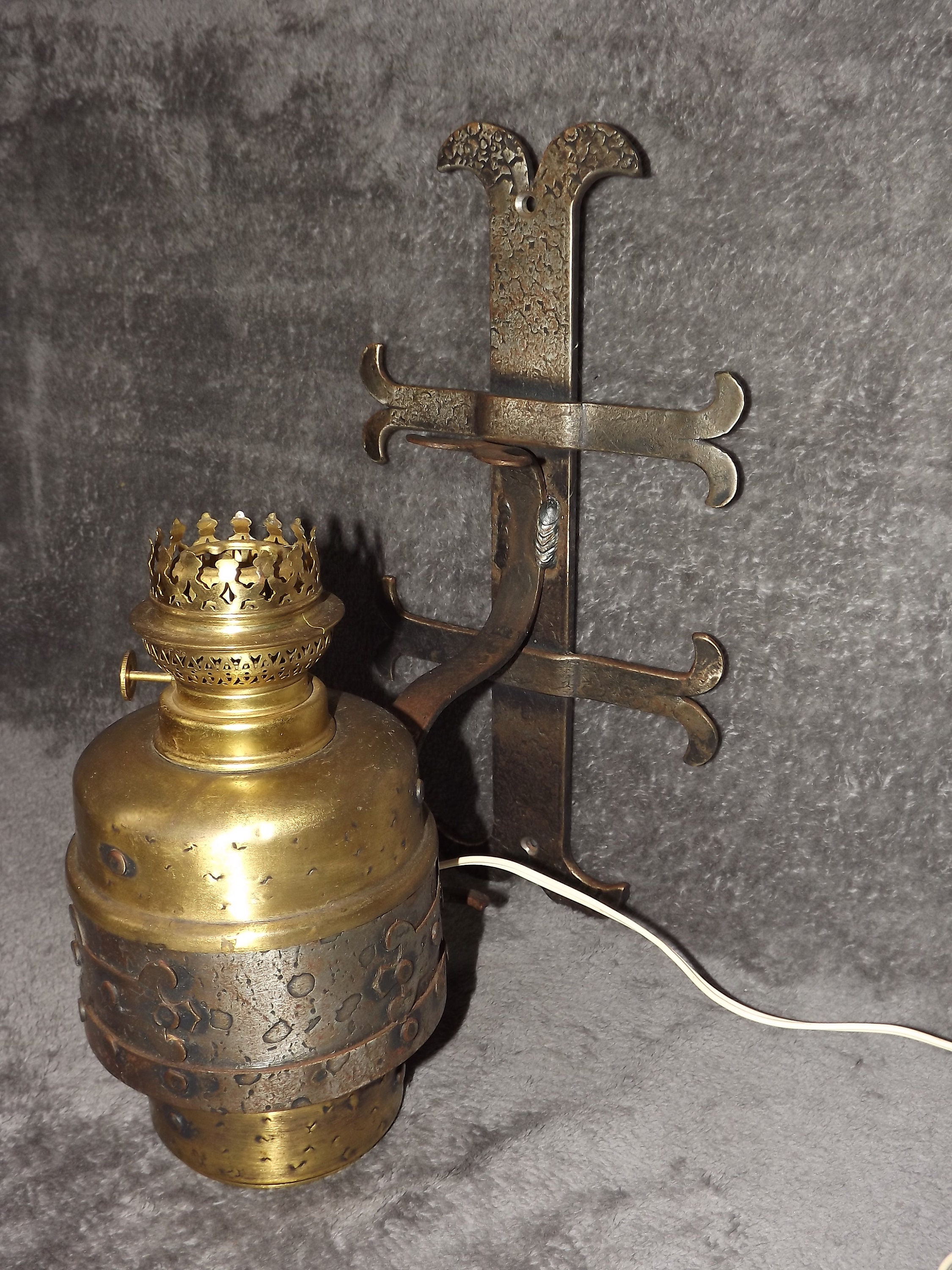 Vintage Français Applique Murale de Style Médiéval - Lampe Électrifiée en Fer Forgé et Laiton Lampe 