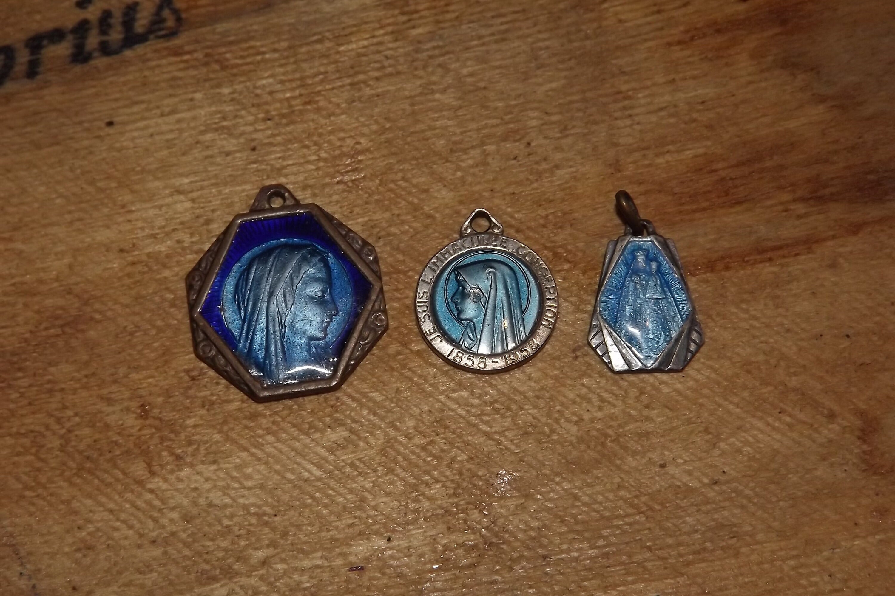 Ensemble Vintage de 3 Médailles Chrétiennes - Pendentifs en Émail Bleu Lourdes Notre-Dame Catholique