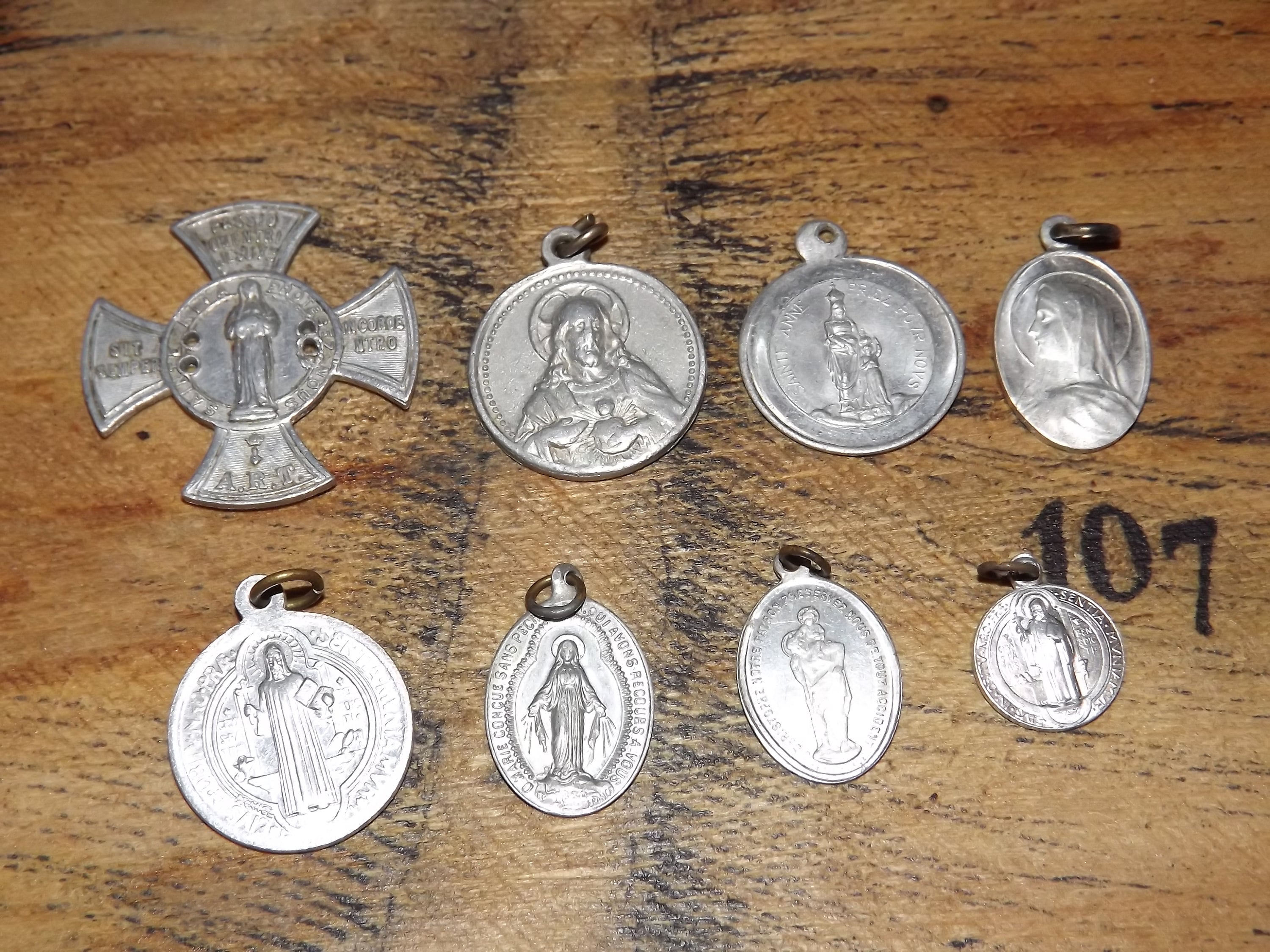 Ensemble de 8 Médailles Chrétiennes - Saintes en Aluminium St Rita Lourdes Benoît Sainte Anne d'aura