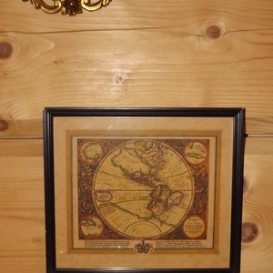 Carte du monde encadrée vintage - carte imprimée encadrée du monde continent américain écritures latines - décoration murale steampunk