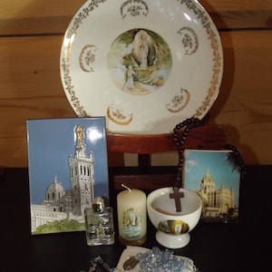 Conjunto vintage francês de 8 itens cristãos - Rosários - Placa decorativa de Lourdes - Vela de Lourdes - Cartões postais de Ste Thérèse - ND de la Garde