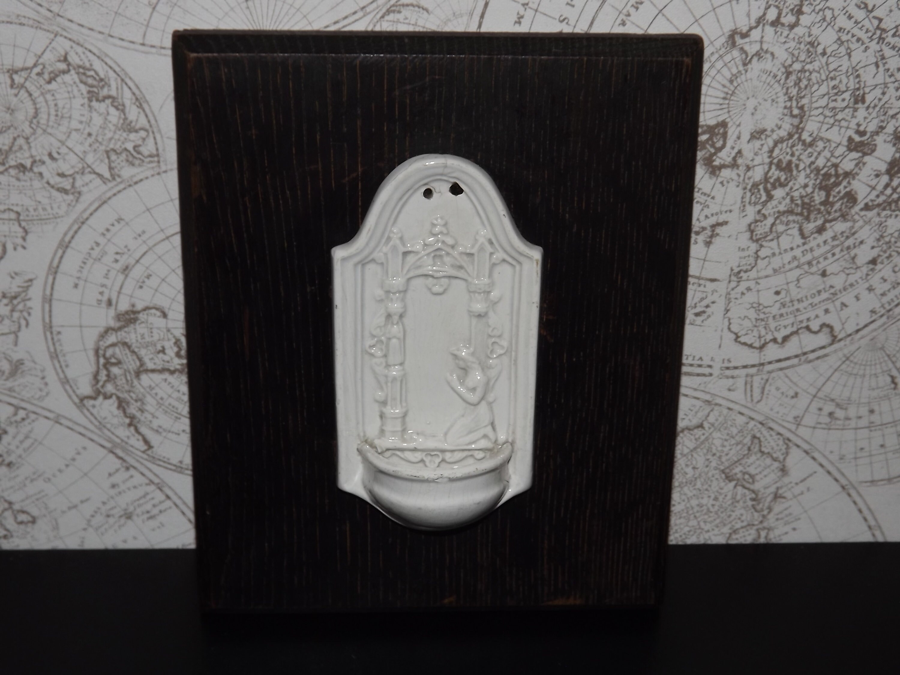 Français Antique Porcelain Holy Water Font On Wooden Plaque - White Christian Praying Person Bénitie