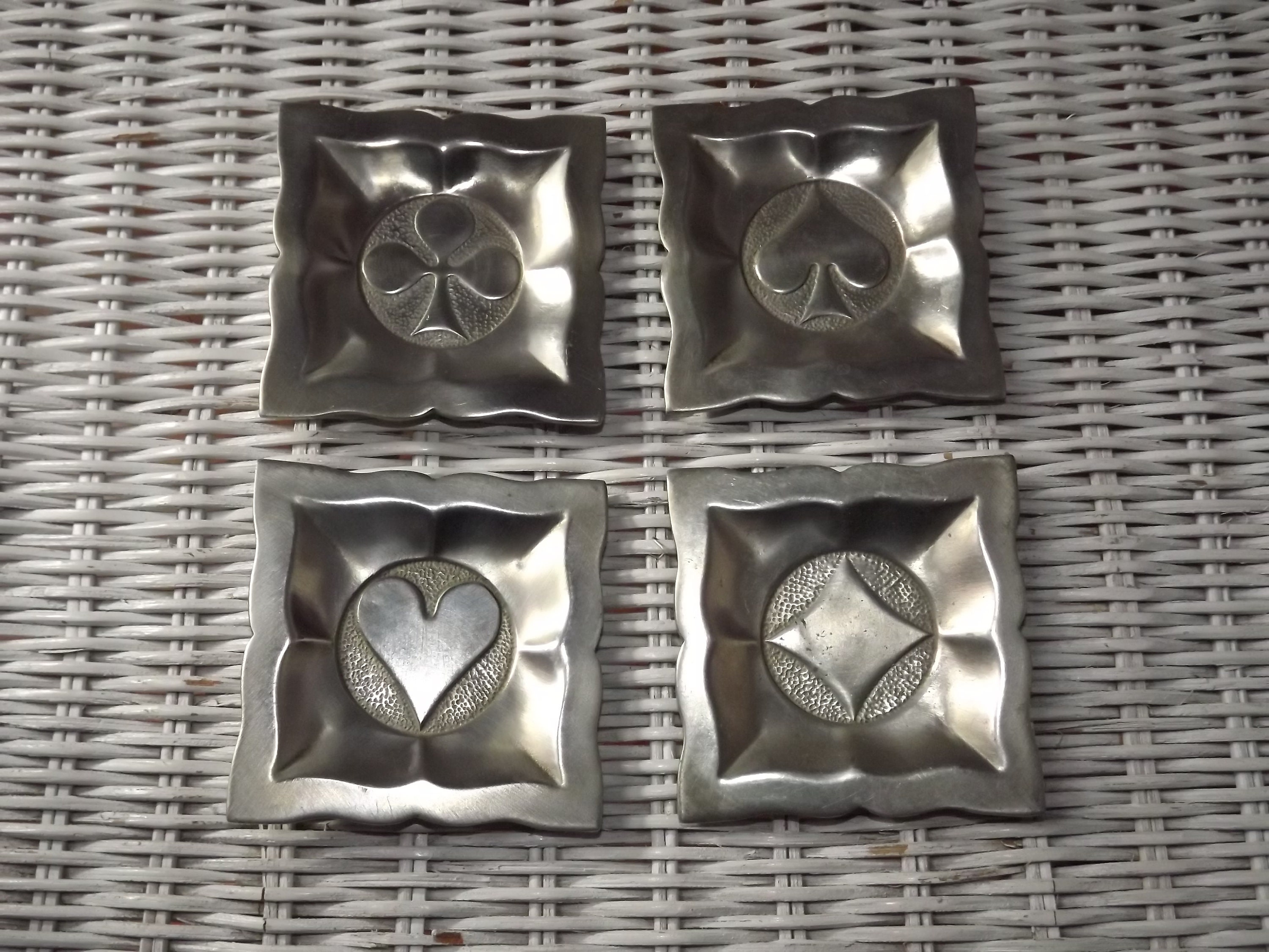 Vintage Belgian Small Pewter Dishes Card Suits - Coeur, Carrelage, Trèfle, Pike Poker Cartes à Jouer