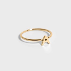 Anillo apilable con inicial de oro (A-M), anillos minimalistas con letras para mujer, anillos apilables, anillos de acero inoxidable con PVD de oro de 18 quilates