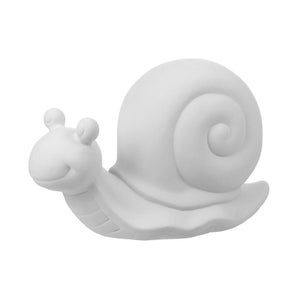Könnte beinhalten: Weiße Keramik-Schneckenfigur mit einem lächelnden Gesicht. Die Schnecke befindet sich in einer zusammengerollten Position, wobei ihre Schale nach rechts zeigt.