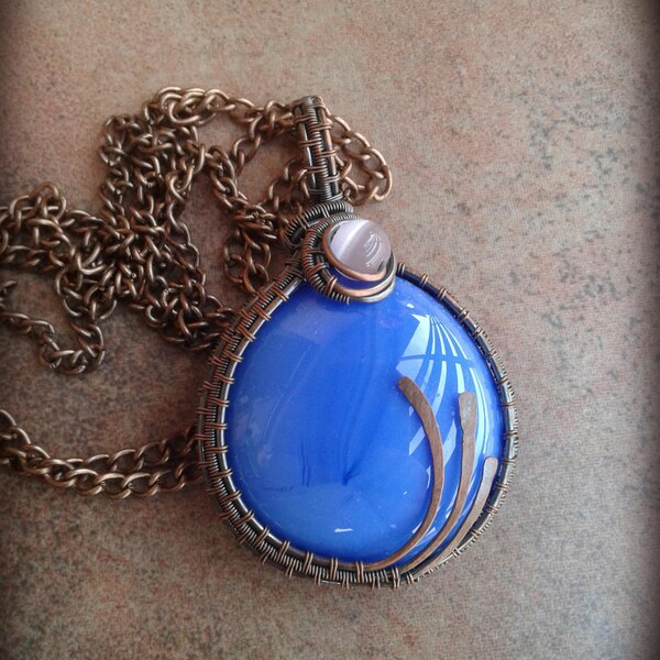 Round wire wrapped pendant Wire wrap jewelry Copper jewelry Wire jewelry Glass jewelry Gift for her Round copper pendant Royal blue pendant