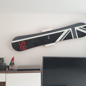 Die maßangefertigte Wandhalterung für Dein Snowboard oder Longboard für eine waagrechte, senkrechte oder diagonale Wandmontage. Bild 3