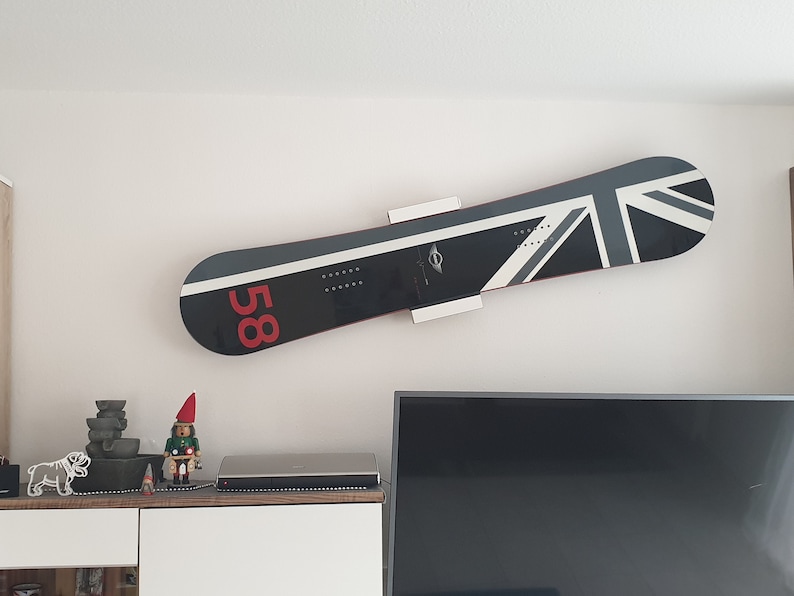 Die maßangefertigte Wandhalterung für Dein Snowboard oder Longboard für eine waagrechte, senkrechte oder diagonale Wandmontage. Bild 3