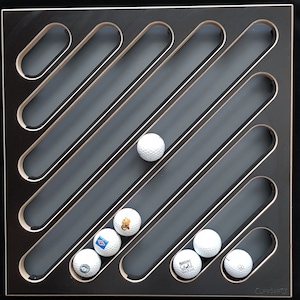 A setting box for golf balls times differently. Here the balls are only clamped in the diagonal.