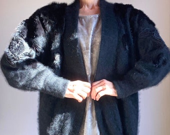 Angora-Cardigan aus den 90er-Jahren. Gesticktes französisches Label „Melyna Style“. Fell und Stickerei. Weiche warme Mantelweste aus Wolle