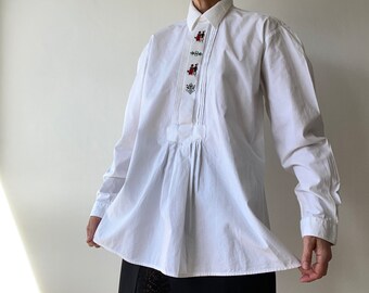 90s Chemise Bavaroise brodée Coton blanc brodé personnages Broderie Chemisier top blouse blanche Ethnique folk Plissée