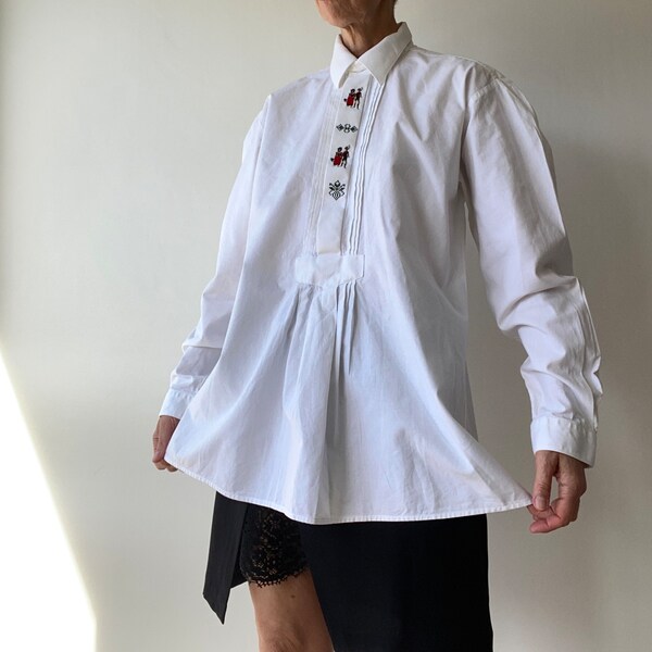 90s Chemise Bavaroise brodée Coton blanc brodé personnages Broderie Chemisier top blouse blanche Ethnique folk Plissée