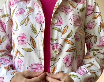 Trench coat charmoso em algodão puro dos anos 90, com estampa floral rosa e verde de tulipas em aquarela, no estilo dos anos 60.