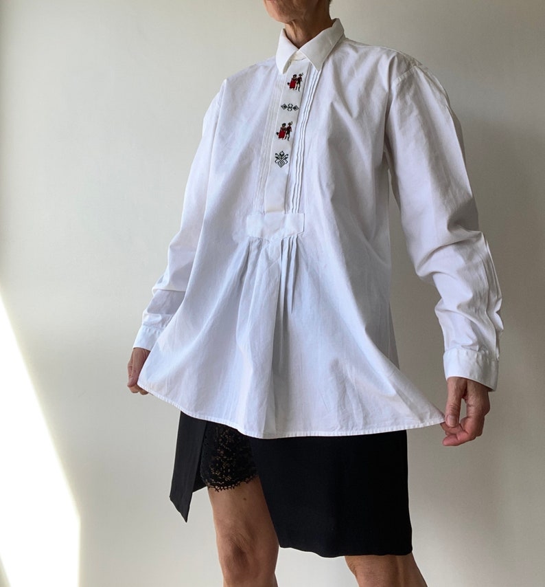 90s Chemise Bavaroise brodée Coton blanc brodé personnages Broderie Chemisier top blouse blanche Ethnique folk Plissée image 1