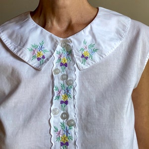 90s Floral bordado Camisa top Vintage Blusa abotonada camiseta sin mangas Cuello bordado Flores de prado románticas imagen 4