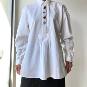 90s Chemise Bavaroise brodée Coton blanc brodé personnages Broderie Chemisier top blouse blanche Ethnique folk Plissée image 3