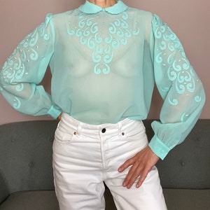 80s Blouse de la couturière Fait main en mousseline Brodé main Chemise chemisier Transparent Boutonné dans le dos image 6