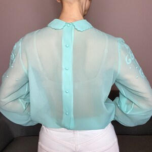 80s Blouse de la couturière Fait main en mousseline Brodé main Chemise chemisier Transparent Boutonné dans le dos image 3