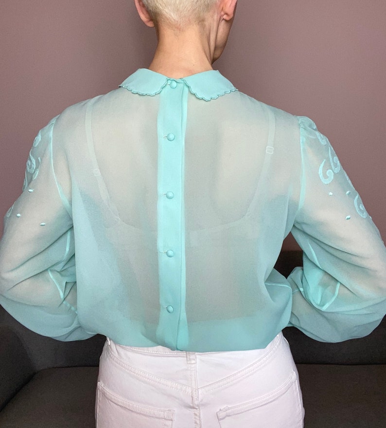 80s Blouse de la couturière Fait main en mousseline Brodé main Chemise chemisier Transparent Boutonné dans le dos image 3