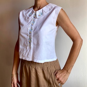 90s Floral bordado Camisa top Vintage Blusa abotonada camiseta sin mangas Cuello bordado Flores de prado románticas imagen 5
