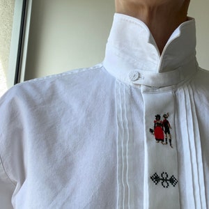 90s Chemise Bavaroise brodée Coton blanc brodé personnages Broderie Chemisier top blouse blanche Ethnique folk Plissée image 7