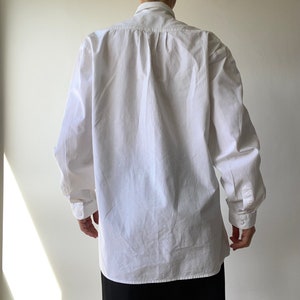 90s Chemise Bavaroise brodée Coton blanc brodé personnages Broderie Chemisier top blouse blanche Ethnique folk Plissée image 6