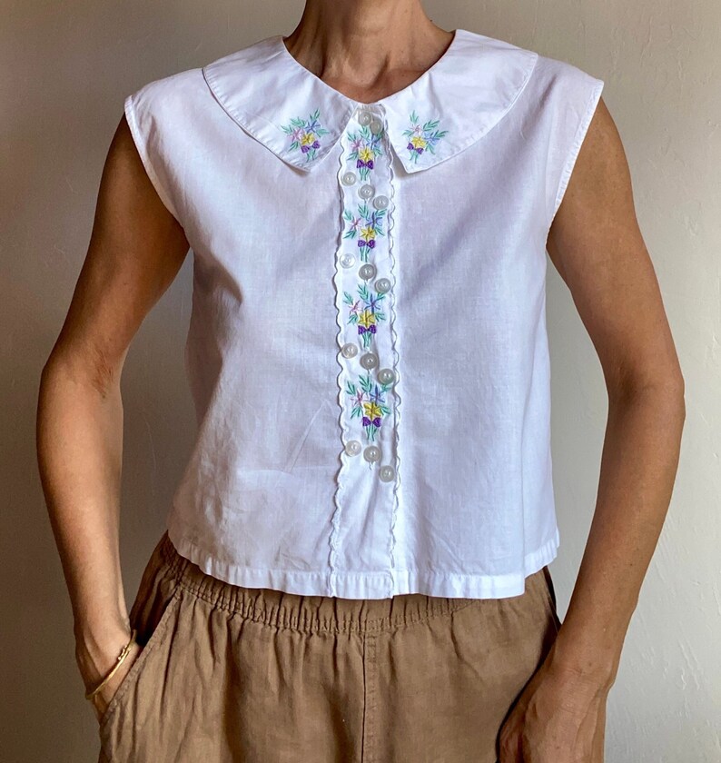 90er-Jahre-Hemdoberteil mit Blumenstickerei, Vintage-Blusen-Tanktop mit Knöpfen, bestickter Kragen, romantische Wiesenblumen Bild 1