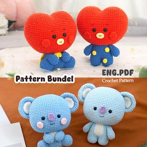 Può includere: Vengono mostrate quattro bambole all'uncinetto fatte a mano. Due bambole hanno teste rosse a forma di cuore e corpi blu. Le altre due bambole sono koala blu. L'immagine include il testo "Pattern Bundel" e "ENG.PDF Crochet Pattern".