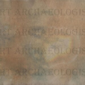 Op de afbeelding: Een getextureerde, verouderde papieren achtergrond met een verloop van bruine, bruine en grijze tinten. De woorden "ART ARCHAEOLOGIST" zijn vaag afgedrukt over de afbeelding in een herhalend patroon.