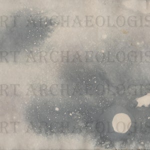 Op de afbeelding: Abstract aquarel schilderij met een hemels thema. Het kunstwerk heeft een zacht, gedempt kleurenpalet van grijs, wit en lichtblauw, met een prominente cirkelvorm die op een maan lijkt. De tekst "ART ARCHAEOLOGIST" is vaag zichtbaar in het beeld.