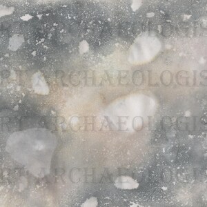 Op de afbeelding: Abstract aquarel schilderij met een mix van grijze, witte en beige tinten. Het kunstwerk heeft een textuureffect met spatten verf en zachte, vage vormen, waardoor een dromerige, atmosferische esthetiek ontstaat. Het woord "ARCHAEOLOGIST" is vaag zichtbaar.