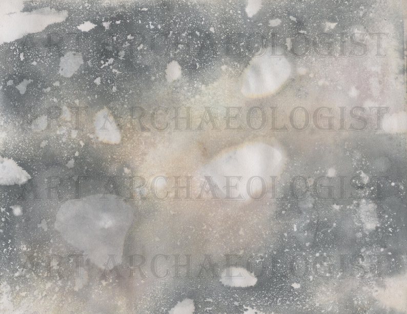 Op de afbeelding: Abstract aquarel schilderij met een mix van grijze, witte en beige tinten. Het kunstwerk heeft een textuureffect met spatten verf en zachte, vage vormen, waardoor een dromerige, atmosferische esthetiek ontstaat. Het woord "ARCHAEOLOGIST" is vaag zichtbaar.
