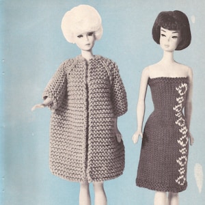 Könnte beinhalten: Zwei gestrickte Puppenoutfits, ein beiger Mantel und ein graues trägerloses Kleid mit weißen geometrischen Stickereien.  Modenachrichten für Modepuppen! Mantel, gestrickt in Krausmaschen, ist aus einem Stück gefertigt, mit Raglanärmeln. Trägerloses Kleid, in glatt rechts gestrickt, ist mit einfacher Zierstickerei verziert, die in kontrastierender Farbe nach einem Diagramm gearbeitet wird.