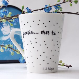 ​Ceramic mug featuring a romantic quote from Gustavo Adolfo Bécquer's poetry.