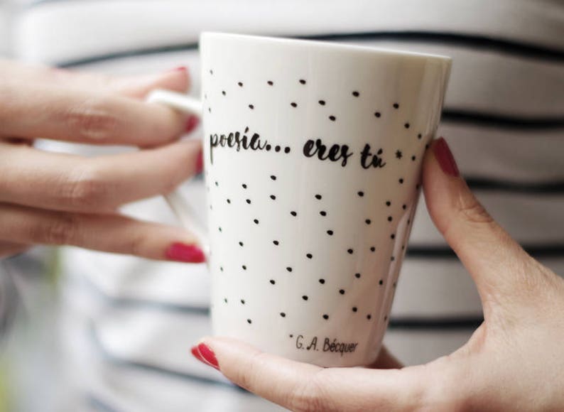 ​Ceramic mug featuring a romantic quote from Gustavo Adolfo Bécquer's poetry.