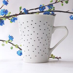 ​Ceramic mug featuring a romantic quote from Gustavo Adolfo Bécquer's poetry.