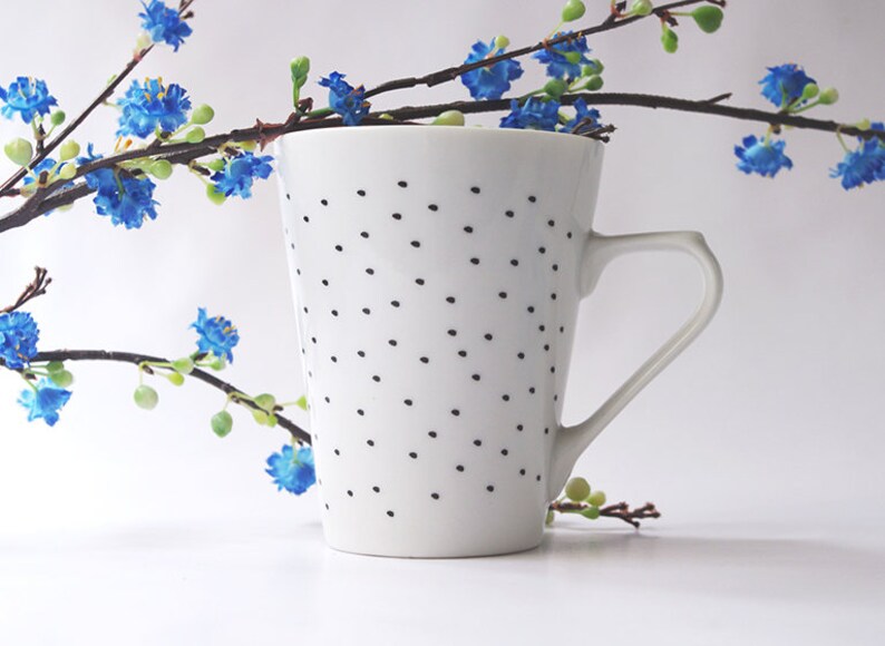 ​Ceramic mug featuring a romantic quote from Gustavo Adolfo Bécquer's poetry.