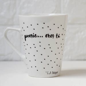 ​Ceramic mug featuring a romantic quote from Gustavo Adolfo Bécquer's poetry.