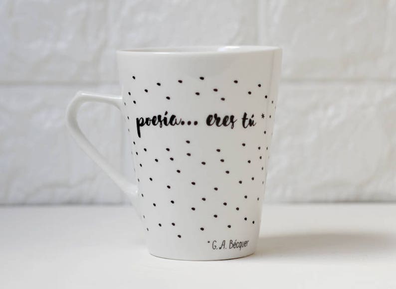 ​Ceramic mug featuring a romantic quote from Gustavo Adolfo Bécquer's poetry.