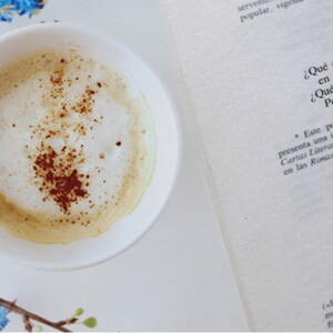 ​Ceramic mug featuring a romantic quote from Gustavo Adolfo Bécquer's poetry.